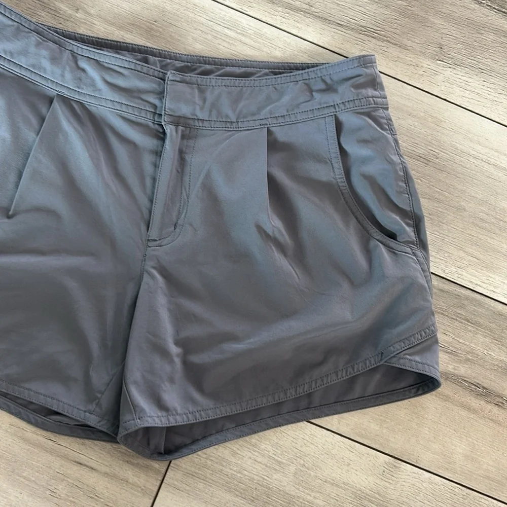 Athleta Gray Wahina Side Zip Back Pockets shorts size 4